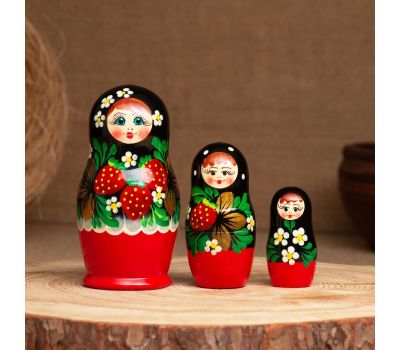 Матрёшка «Земляничка», 3 куклы, 10 см, чёрный платок, деревянная сувенирная игрушка