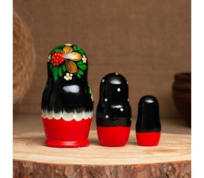 Матрёшка «Земляничка», 3 куклы, 10 см, чёрный платок, деревянная сувенирная игрушка, изображение 2