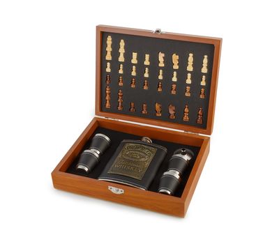 Подарочный набор «Деревянные шахматы с фляжкой и рюмками»