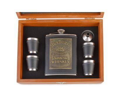 Подарочный набор «Деревянные шахматы с фляжкой и рюмками» — стильный и интеллектуальный досуг для всей семьи!, изображение 8 Подарочный набор «Деревянные шахматы с фляжкой и рюмками» — стильный и интеллектуальный досуг для всей семьи!, изображение 8